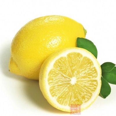 用柠檬和黄瓜汁混合液护肤美容，更有助消除雀斑、增白皮肤