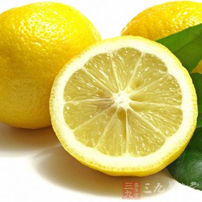 柠檬、黄瓜也是可选择用于保护皮肤、消除雀斑的天然食物