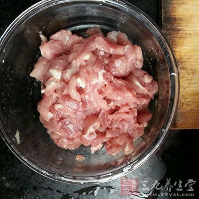 主料：酸模叶150克，猪肉100克