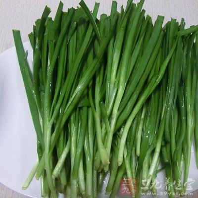 護(hù)膚明目韭菜富含維生素A，多吃不僅能美容護(hù)膚、明目和潤(rùn)肺還能降低患傷風(fēng)感冒、寒喘等疾病的幾率