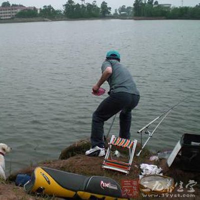 确定一个钓点后，应坚持经常在此多撒诱饵，让鱼群常游到定点水域“开饭”觅食，形成习惯