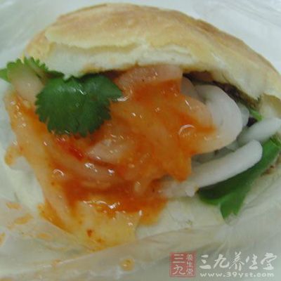 贡糖夹饼的特点：“脆香鲜醇，别具风味”