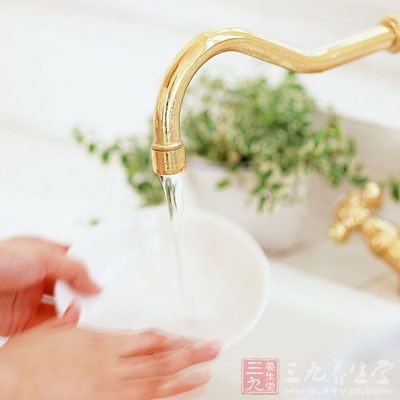 勿用碱性洗液：洗手或洗碗、洗衣时，好不要用碱性洗液，它会对你的皮肤造成伤害