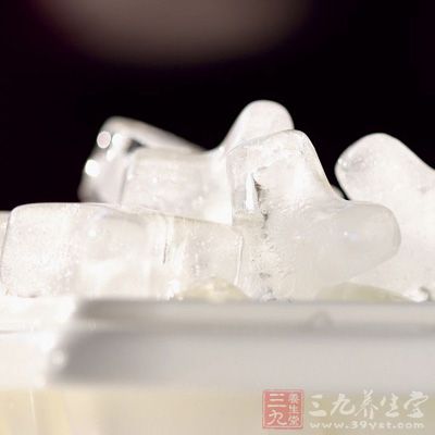 用凉毛巾或是冰袋冰敷脖子，冰块具有消肿止痛的功效