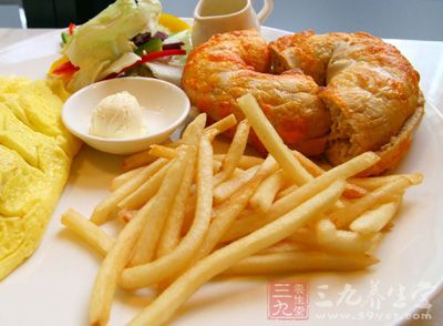 常进食较高热量的饮食、较多的动物脂肪