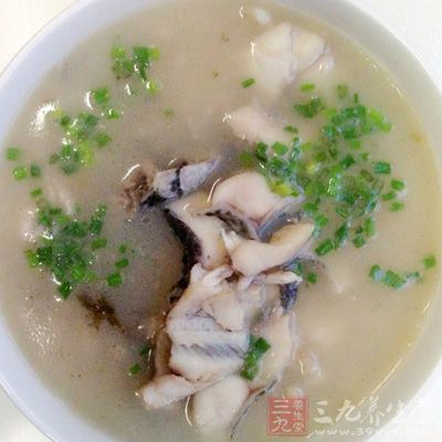 用水煮成濃湯，吃魚(yú)飲湯