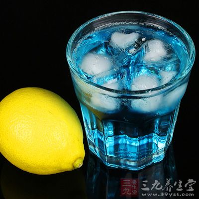 朗姆酒兑苏打水