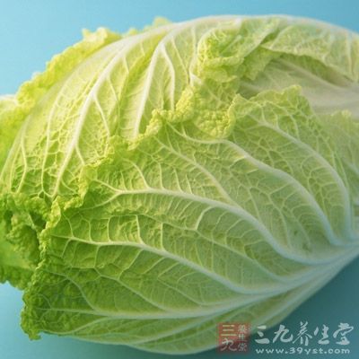 白菜中含有大量粗纤维，其进入人体内与脂肪结合后，可防止血浆胆固醇形成，促使胆固醇代谢物胆酸得以排出体外，以减少动脉粥样硬化的形成，从而保持血管弹性