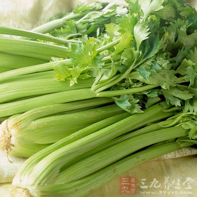 多吃素菜和粗纤维食品如芹菜