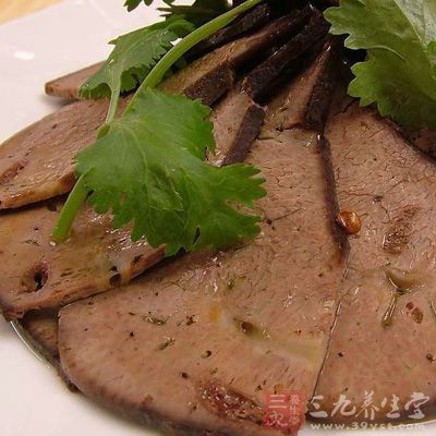 含维生素A多的食物，如牛肝、羊肝、猪肝、鸡肝