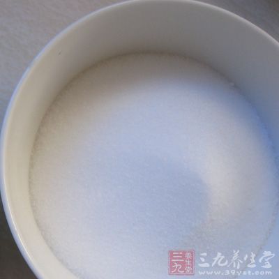  食盐15克。将食盐加入1500毫升温开水，搅拌均匀，洗头，每周1--2次。 此法长期应用，可防止脱发。