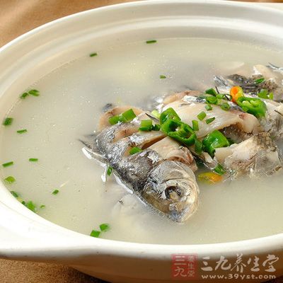 鯽魚湯有利于子宮內(nèi)膜的收縮，加快子宮內(nèi)膜的恢復(fù)