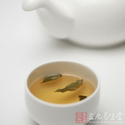 将泡好的白茶，倒入小茶杯中