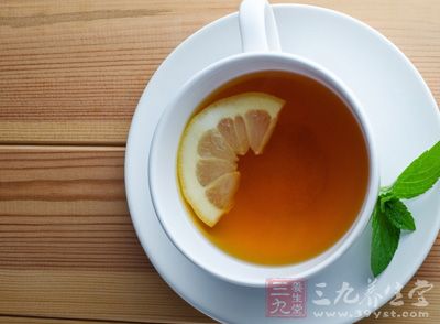 鲜柠檬泡的柠檬茶可以去除肤色暗沉