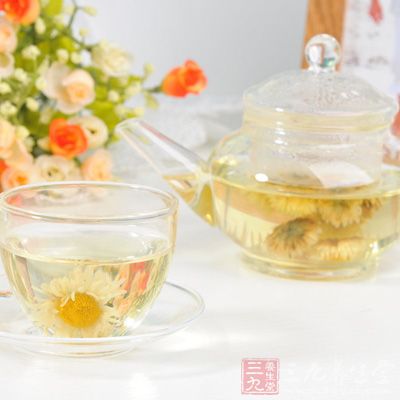 菊花茶更具有降血壓、血脂，明目，清熱，預防心腦血管疾病，治頭痛等等功效