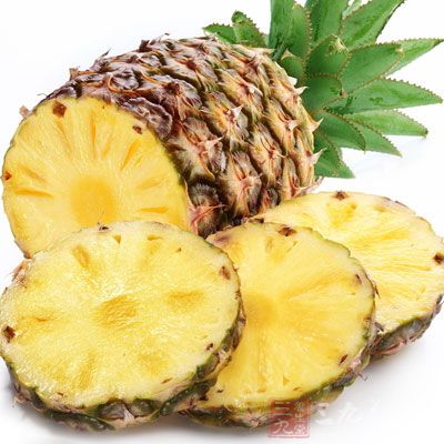 菠萝其实也是容易引发过敏的水果之一，如果你对菠萝过敏，在孕期就更不可以食用了