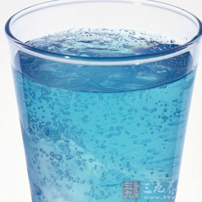 汽水等饮料大多含有磷酸盐同体内铁制裁产生化学反应，使铁质难以吸收