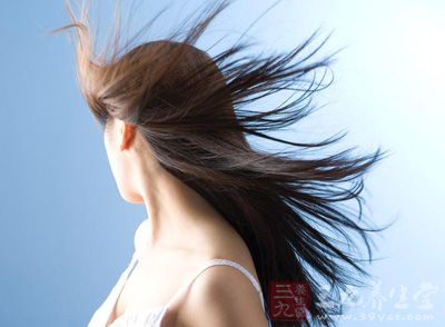<em>头发掉的厉害</em>怎么办 学会这些拥有乌黑秀发