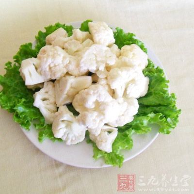 菜花不但能给人补充一定量的硒和维生素C，同时也能供给丰富的胡萝卜素，起到阻止癌前病变细胞形成的作用，抑制癌肿生长