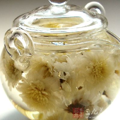 菊花5克，霜桑叶5克。沸水沏茶饮