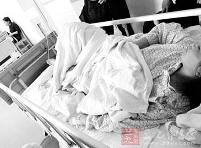 女子拓展训练连做700个深蹲致横纹肌溶解