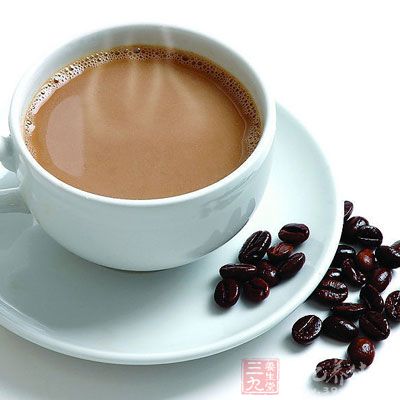 咖啡因由于有刺激中枢神经和肌肉的作用，所以可以提振精神、增进思考与记忆，恢复肌肉的疲劳