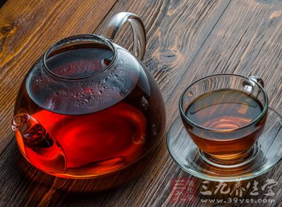 红茶与绿茶茶叶经开水冲泡