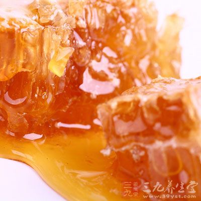 蜂蜜之中还富含葡萄糖氧化酶，当它与其中的葡萄糖发生反应后会产生大量的过氧化氢