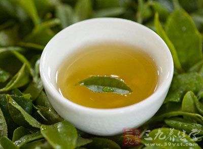 很多人都会有喝绿茶的习惯。经常喝绿茶有很多好处，但是孕妇可以喝绿茶吗