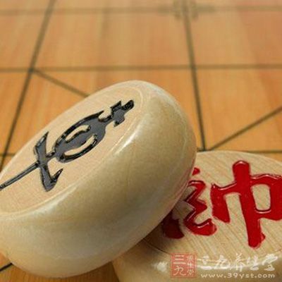 一方的棋子攻击对方的帅(将)，并在下一着要把它吃掉，称为“照将”