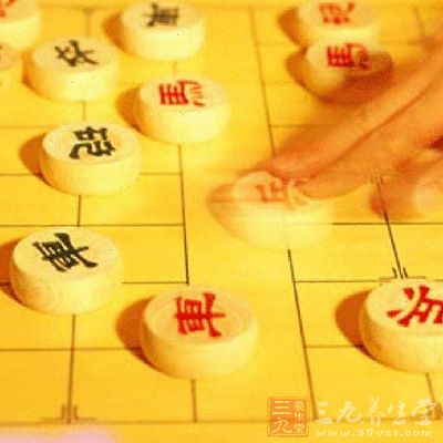 对局时，由执红棋的一方先走，双方轮流走一步