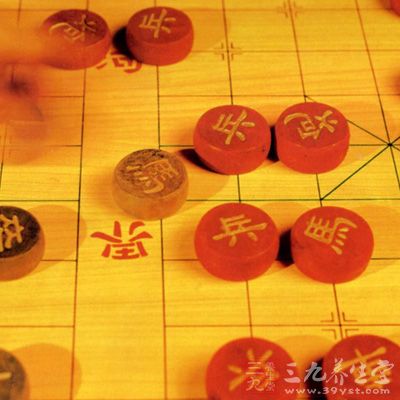 允许帅(将)本身步步叫吃对方的棋子，按闲着处理