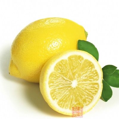 柠檬是水果中的美容佳品，因含有丰富的维他命C和钙质而作为化妆品和护肤品的原料