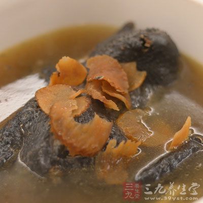 将乌骨鸡洗净，除去内脏，将当归、黄芪、茯苓放入鸡腹内用线缝合，放砂锅内煮熟，根据口味调味即可