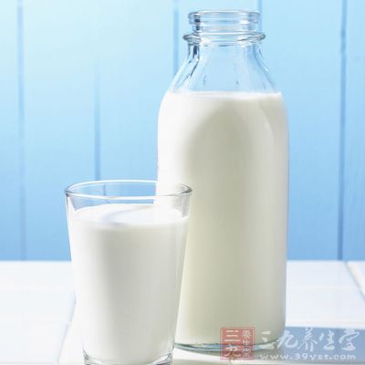 保证乳类每天1瓶227毫升低脂或脱牛奶
