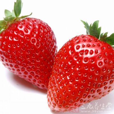 草莓中含有的一种叫天冬氨酸的神奇物质，它能自然平缓地除去腰部的多余水分