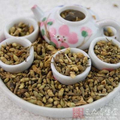 将槐树生长的花蕾摘下晾干后，用开水浸泡后当茶饮用，每天饮用数次，对高血压患者具有独特的治疗效果