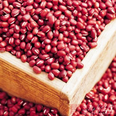 红豆含有较丰富的铁质，孕妇常食用，不仅起到防治缺铁性贫血，还有滋补强力，加强乳汁分泌的功效