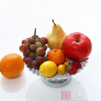 菠萝、哈蜜瓜、木瓜、奇异果、香蕉、芒果、荔枝、葡萄等水果：血糖指数较高，减肥族应避免摄取太多这类水果