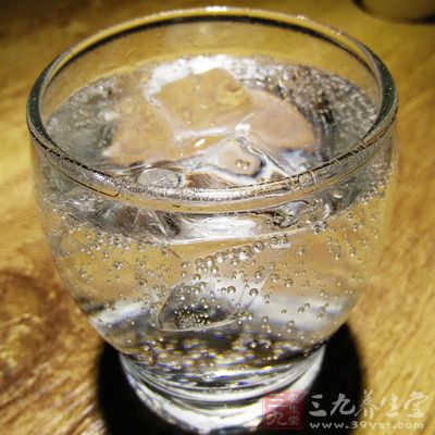 竹叶青酒30毫升，雪碧汽水100毫升