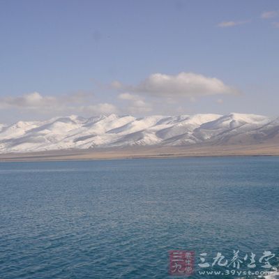 青海湖又名“措温布”，即藏语“青色的海”之意。它位于青海省西北部的青海湖盆地内，既是中国大的内陆湖泊，也是中国大的咸水湖。由祁连山的大通山、日月山与青海南山之间的断层陷落形成