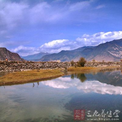 本日山是佐雀本尊的神山，该山一个山脉有三座山峰，即木日宰加、拉日江托、辛日德丹