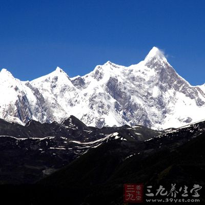 南迦巴瓦峰，是中国西藏林芝地区高的山，海拔7782米。为西藏古老的佛教“雍仲本教”的圣地，有“西藏众山之父”之称