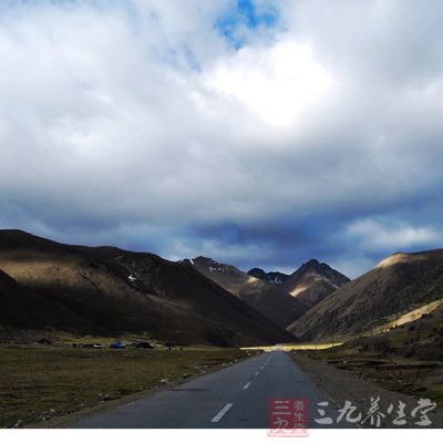 进藏除了要保持良好的心态外，对于健康的身体并无特殊要求，有严重呼吸气管、心脏、心血管、精神方面疾病的人不宜进藏