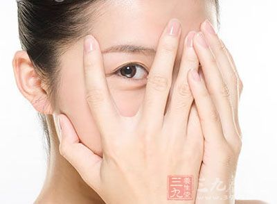 眼睛干涩发痒_眼睛干涩是怎么回事