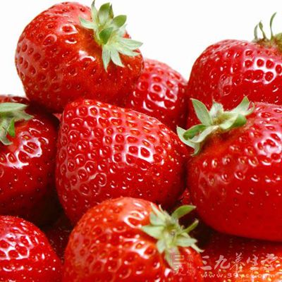 草莓含有极丰富的的氨基酸、胡萝卜素、维生素B1、B2、钙、镁等物质