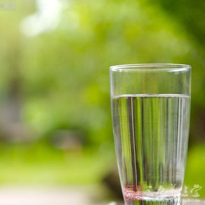 好的饮料就是白开水,只要是烧开了的、干净无害的白开水,都是人体好的饮料 好的饮料就是白开水,只要是烧开了的、干净无害的白开水,都是人体好的饮料