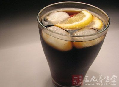 冰镇的可乐更能够带给人以冰爽解渴的感觉,因此在全世界范围内受到热烈欢迎 冰镇的可乐更能够带给人以冰爽解渴的感觉,因此在全世界范围内受到热烈欢迎