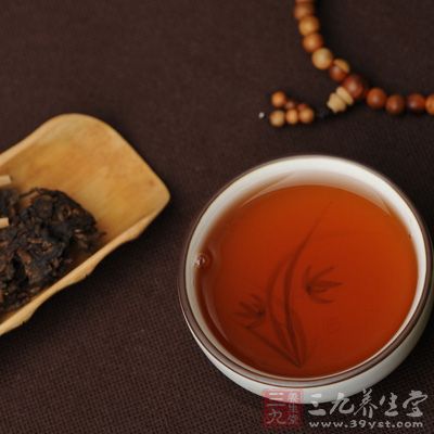 普洱生茶富含茶多酚，性属清凉