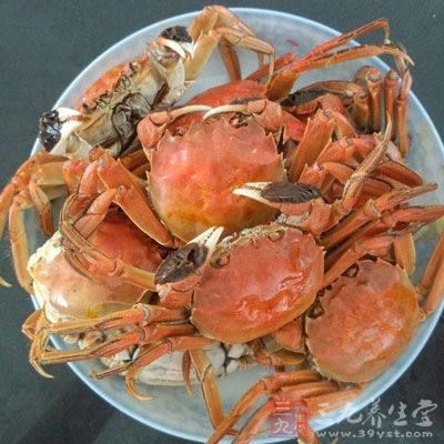 我们都知道螃蟹是凉性食物，在经期忌食凉性食物，因为这样会加重一些有痛经症状的人的疼痛感